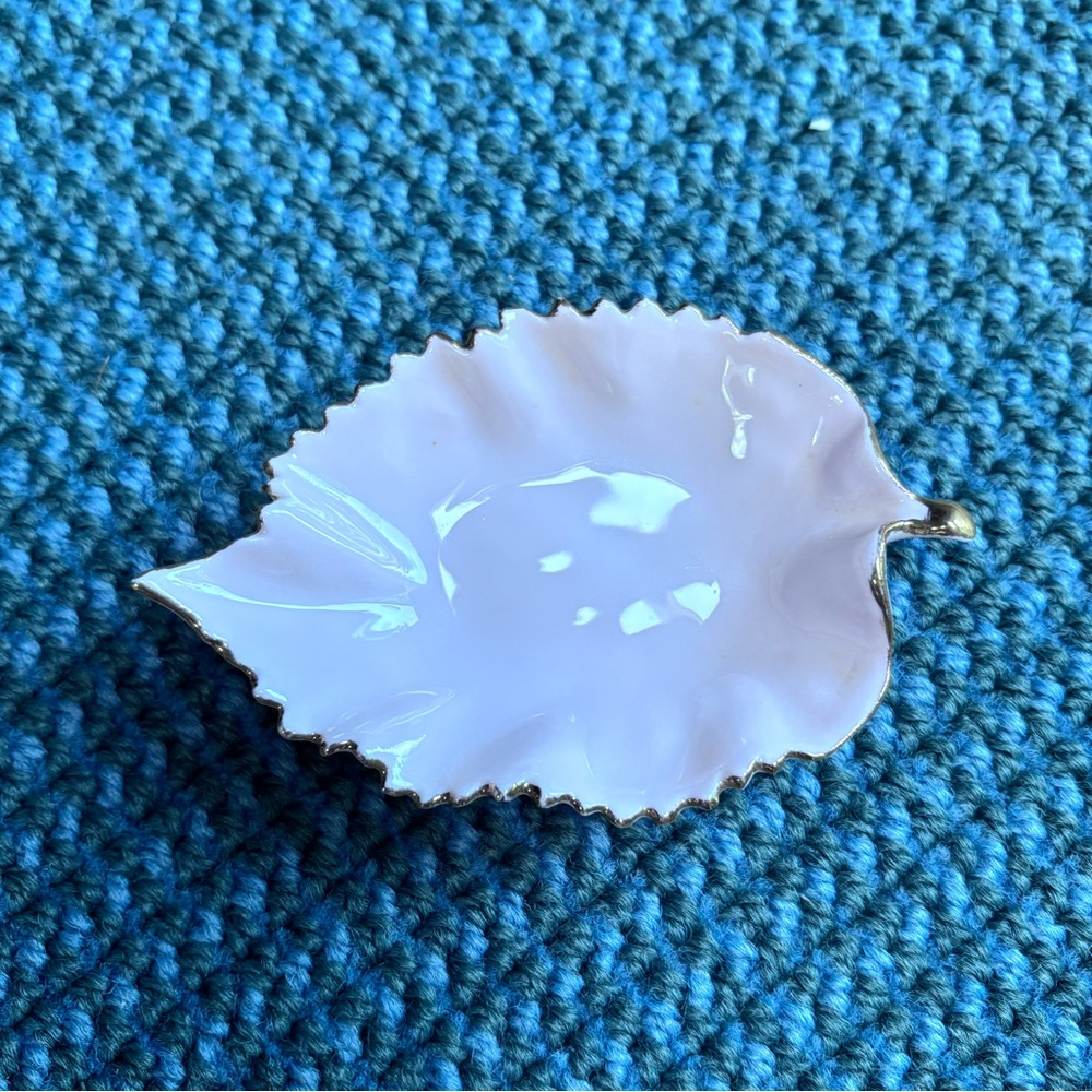 Vintage Denton small leaf dish